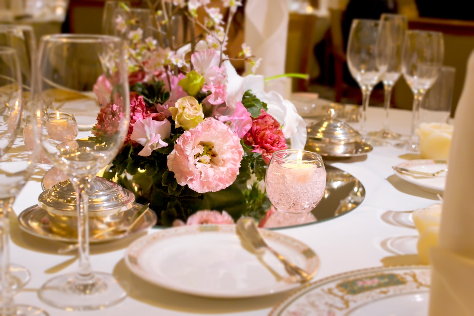 wedding table image (from pakutaso)