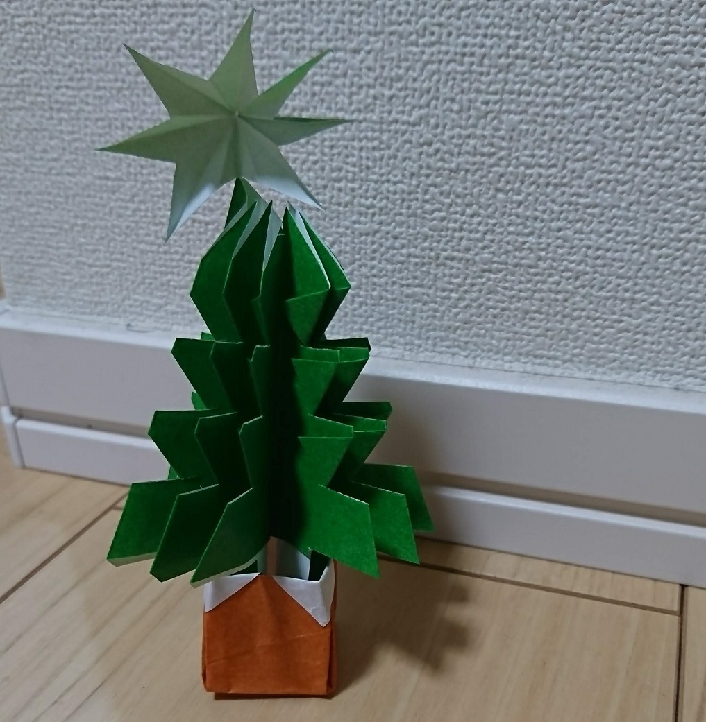 Christmas tree of origami
